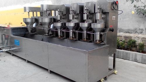 獅子頭成型機生產(chǎn)現(xiàn)場